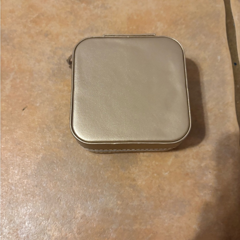 GUESS Gold Accessory Case - Picture 2 of 5